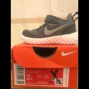 NIKE REVOLUTION 5 BQ5673-004 Toddler) Sz 2